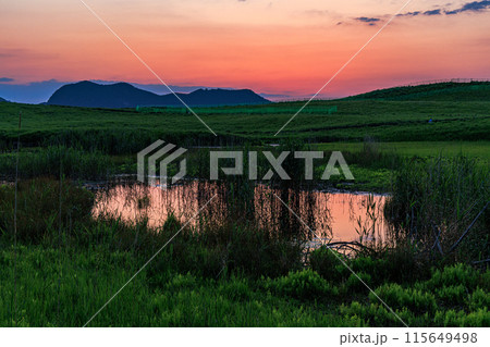 奈良と三重の県境曽爾高原の夕景 山際に沈んだ夕日と黄金色に染まる高原⑰ 奈良と三重の県境曽爾高原の夕景 山際に沈んだ夕日と黄金色に染まる高原⑰ 115649498