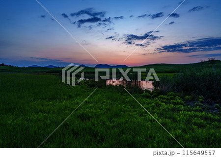 奈良と三重の県境曽爾高原の夕景　西の空を夕焼け色に染めながら沈んで行った夕日⑫ 115649557