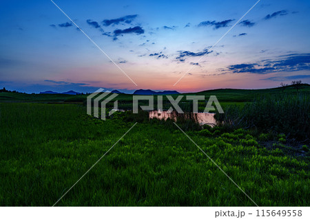 奈良と三重の県境曽爾高原の夕景 西の空を夕焼け色に染めながら沈んで行った夕日⑬ 奈良と三重の県境曽爾高原の夕景 西の空を夕焼け色に染めながら沈んで行った夕日⑬ 115649558