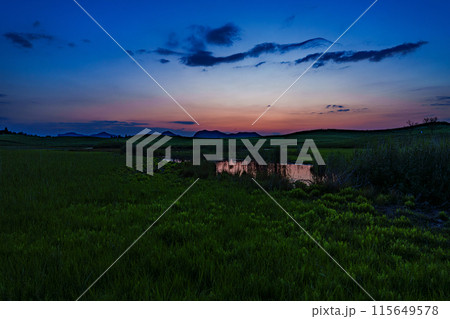 奈良と三重の県境曽爾高原の夕景　西の空に夕焼けの残照を残して夕闇迫る高原① 115649578