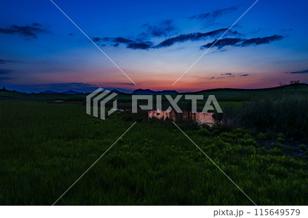 奈良と三重の県境曽爾高原の夕景 西の空に夕焼けの残照を残して夕闇迫る高原② 奈良と三重の県境曽爾高原の夕景 西の空に夕焼けの残照を残して夕闇迫る高原② 115649579