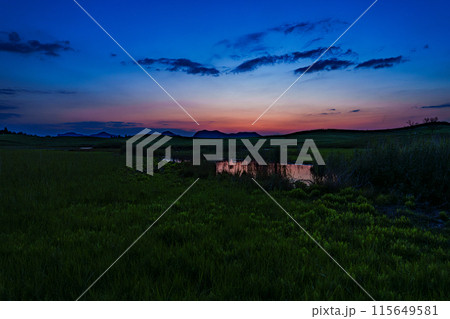 奈良と三重の県境曽爾高原の夕景　西の空に夕焼けの残照を残して夕闇迫る高原③ 115649581