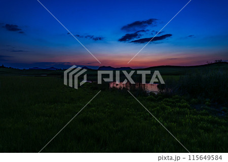 奈良と三重の県境曽爾高原の夕景　西の空に夕焼けの残照を残して夕闇迫る高原➄ 115649584