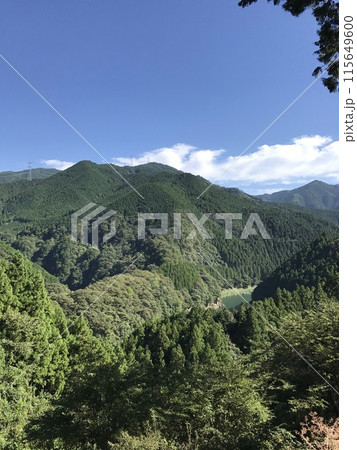 山間から見える山々 115649600