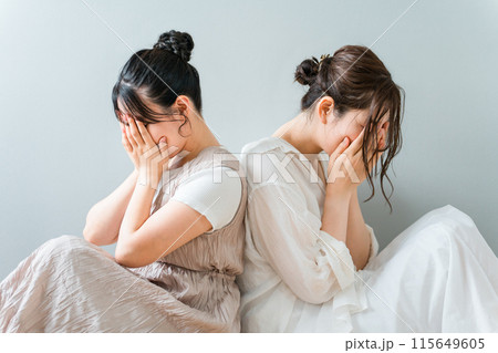 泣く若い女性達・友達（悲しい・辛い・人間関係） 115649605