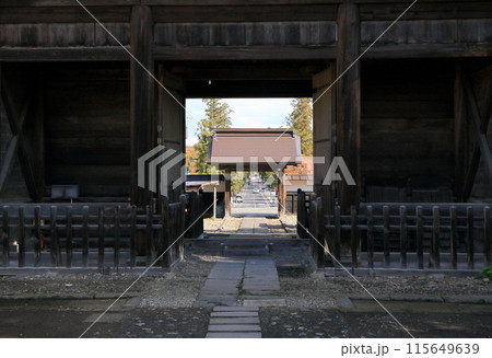 弘前市にある長勝寺三門より禅林街へ 弘前市にある長勝寺三門より禅林街へ 115649639