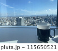 高層ビルからコーヒーを飲みながら休憩 115650521