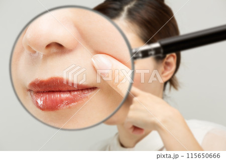 ルーペでほうれい線を拡大する。. 115650666