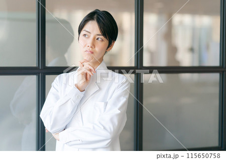 悩む白衣の女性 115650758