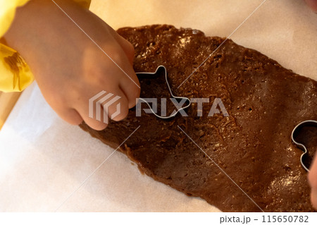 チョコクッキー作りをする子供 チョコクッキー作りをする子供 115650782