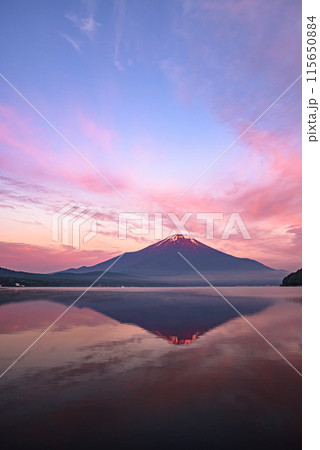 早朝の山中湖より望む朝焼けと逆さ富士 115650884