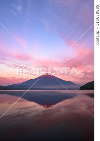 早朝の山中湖より望む朝焼けと逆さ富士 115650885