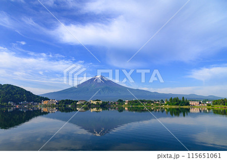 快晴の空と逆さ富士・初夏の河口湖 快晴の空と逆さ富士・初夏の河口湖 115651061