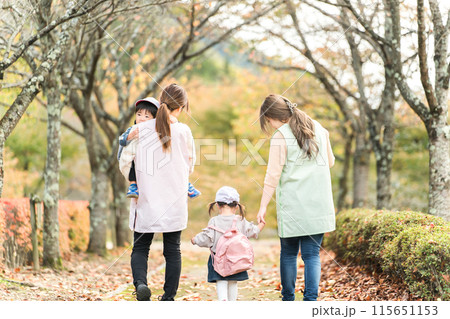 秋の公園を散歩・遠足する保育士の女性と園児（保育園・幼稚園保母） 115651153