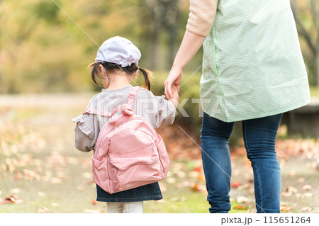 秋の公園を散歩・遠足する保育士の女性と園児（保育園・幼稚園保母） 115651264
