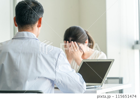 病気の宣告をされる患者の女性（病気・余命宣告・癌・保険・流産） 115651474