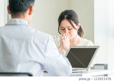 病気の宣告をされる患者の女性(病気・余命宣告・癌・保険・流産) 病気の宣告をされる患者の女性(病気・余命宣告・癌・保険・流産) 115651476