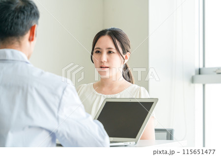 病気の宣告をされる患者の女性（病気・余命宣告・癌・保険） 115651477