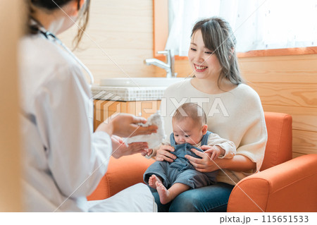 オムツの説明をする医師・新生児科・産婦人科・医者 オムツの説明をする医師・新生児科・産婦人科・医者 115651533