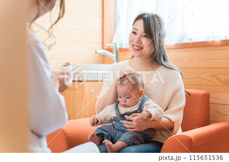 親子に薬を勧める産婦人科・新生児科・医者・医師・女医 親子に薬を勧める産婦人科・新生児科・医者・医師・女医 115651536