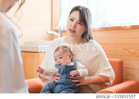 体調不良の赤ちゃんを医師に診察してもらう母親・ママと小児科の医師 115651537