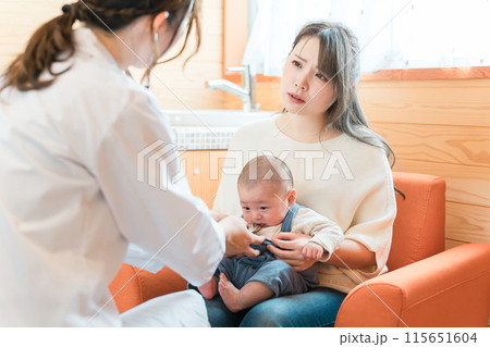 赤ちゃんを診察・定期検診・産後ケアする産婦人科・新生児科・医者・医師・女医 赤ちゃんを診察・定期検診・産後ケアする産婦人科・新生児科・医者・医師・女医 115651604