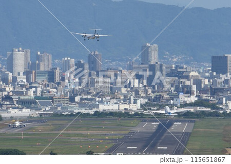 大阪空港俯瞰 離着陸する飛行機 大阪空港俯瞰 離着陸する飛行機 115651867