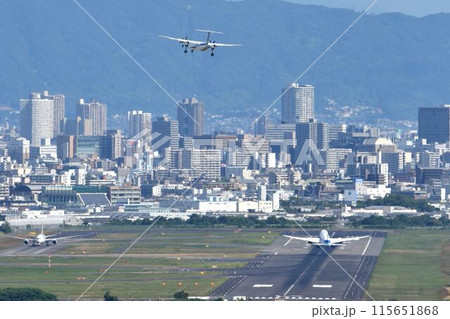 大阪空港俯瞰　離着陸する飛行機 115651868