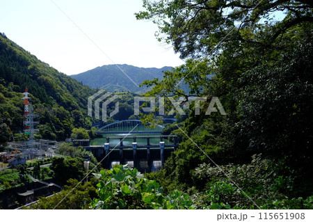 緑に囲まれた相模ダム　【相模原市津久井　10月】 115651908