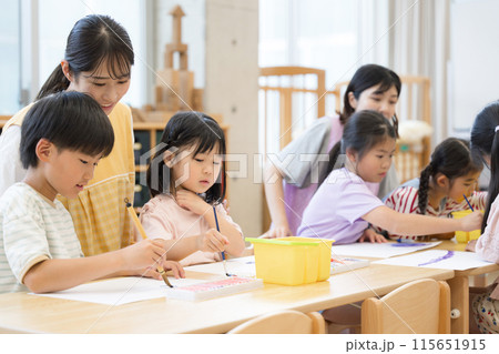 学童や放課後デイサービス等で勉強をする先生と生徒 115651915