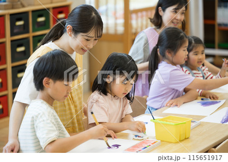 学童や放課後デイサービス等で勉強をする先生と生徒 学童や放課後デイサービス等で勉強をする先生と生徒 115651917