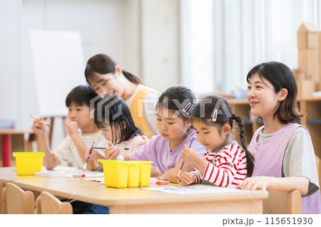 学童や放課後デイサービス等で勉強をする先生と生徒 小学生複数 学童や放課後デイサービス等で勉強をする先生と生徒 小学生複数 115651930