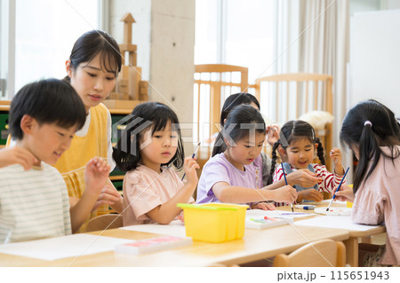 学童や放課後デイサービス等で勉強をする先生と生徒 小学生複数 学童や放課後デイサービス等で勉強をする先生と生徒 小学生複数 115651943