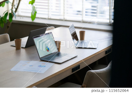 誰もいないオフィスに置いてあるパソコン 115652064