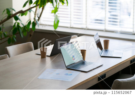 誰もいないオフィスに置いてあるパソコン 誰もいないオフィスに置いてあるパソコン 115652067