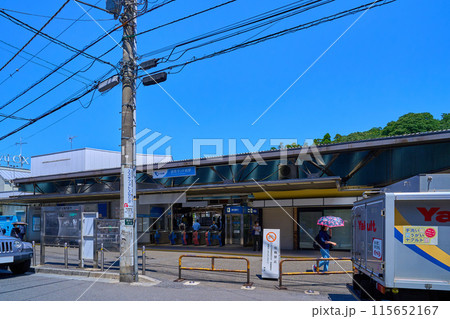 神奈川県川崎市多摩区西生田の小田急線 読売ランド前駅の南口を見る 115652167