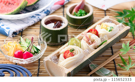 天然の竹に盛り付けたそうめん 夏イメージ 115652333