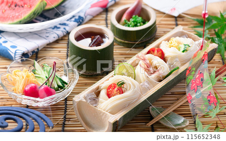 天然の竹に盛り付けたそうめん 夏イメージ 115652348