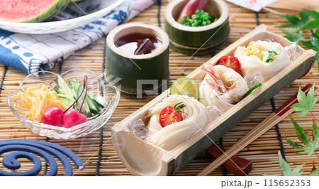 天然の竹に盛り付けたそうめん 夏イメージ 115652353