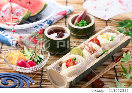 天然の竹に盛り付けたそうめん 夏イメージ 115652355