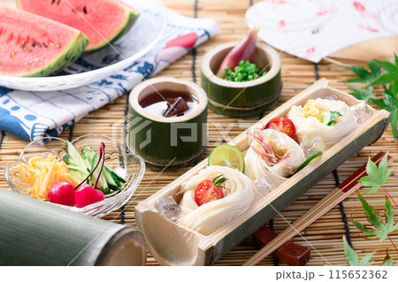 天然の竹に盛り付けたそうめん 夏イメージ 115652362