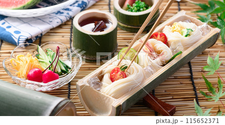 天然の竹に盛り付けたそうめん 夏イメージ 115652371