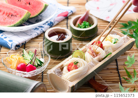 天然の竹に盛り付けたそうめん 夏イメージ 115652373