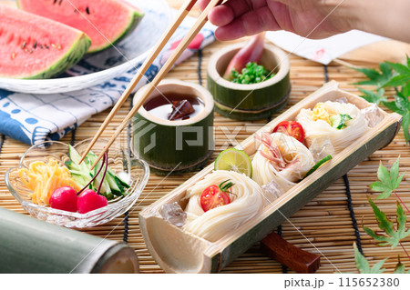 天然の竹に盛り付けたそうめん 夏イメージ 115652380