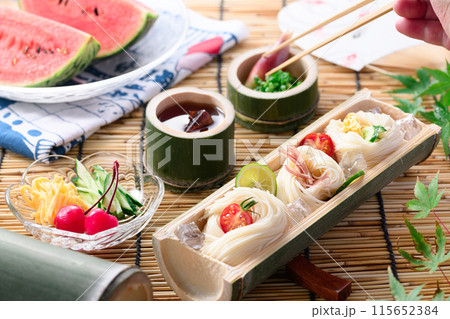 天然の竹に盛り付けたそうめん 夏イメージ 115652384