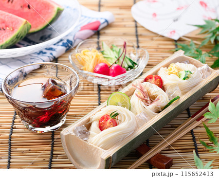 天然の竹に盛り付けたそうめん 夏イメージ 115652413