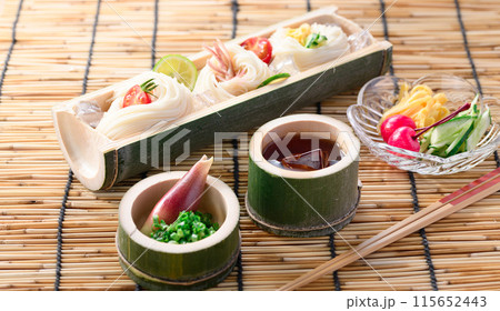 天然の竹に盛り付けたそうめん 夏イメージ 115652443