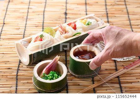 天然の竹に盛り付けたそうめん 夏イメージ 115652444