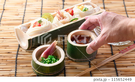 天然の竹に盛り付けたそうめん 夏イメージ 115652449