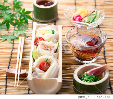 天然の竹に盛り付けたそうめん 夏イメージ 115652478